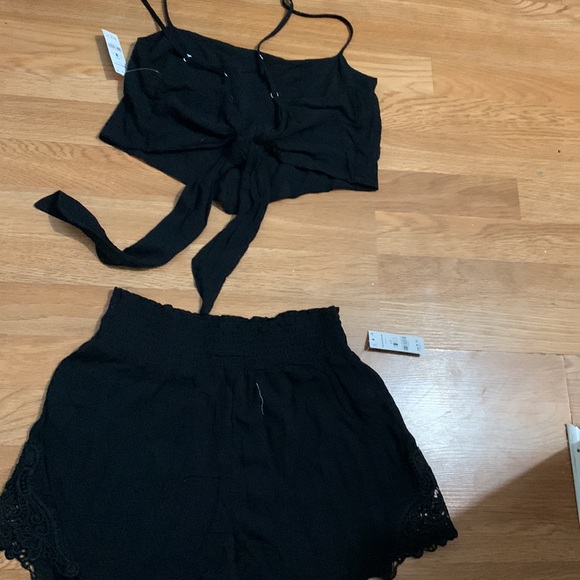 Wrinkle material pant set with crop top. It can b adjust with a back knot - Picture 2 of 6